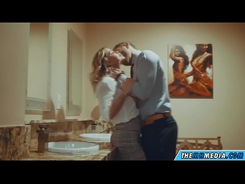 ❤️ Wanneer 'n rondborstige blondine jou in 'n openbare toilet verlei ❤️ Superpornografie by ons